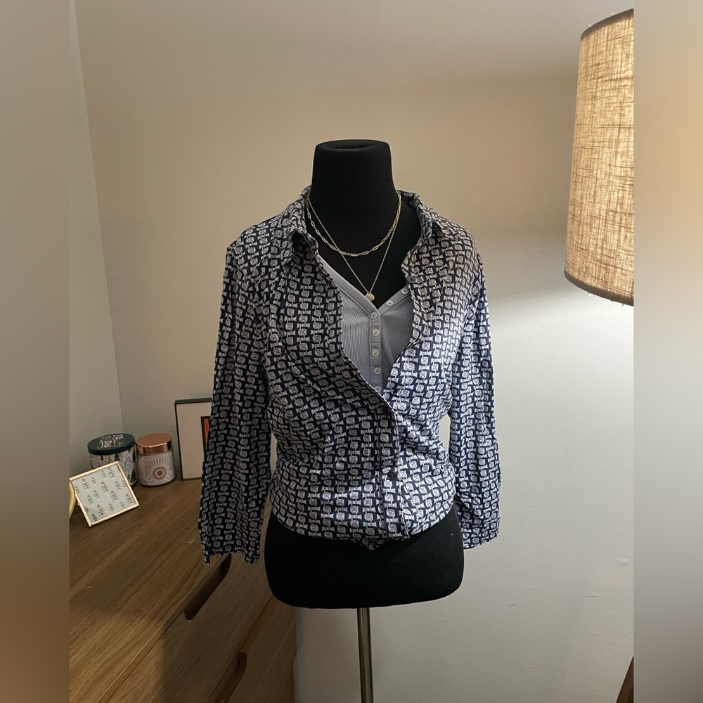 Great work blouse or weekend casual chain link button-up!